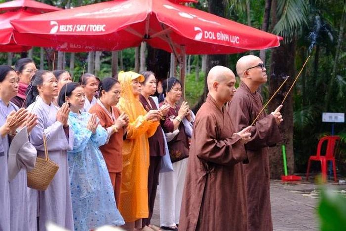 Chư Tăng, Phật tử tu viện Vạn Liên (phường Vũng Tàu) dâng hương tưởng niệm