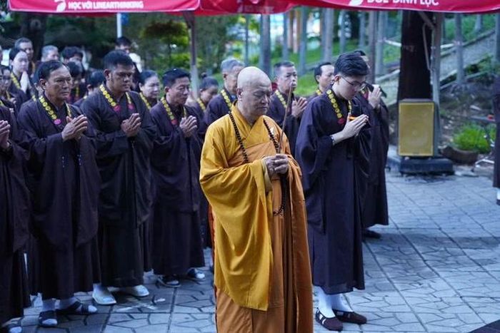 Chư Tăng hướng dẫn Phật tử dâng hương tưởng niệm