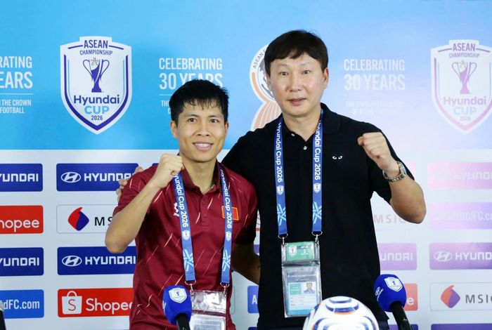 HLV Kim Sang-sik và Văn Vĩ trong cuộc họp báo sau chiến thắng trước Indonesia (Ảnh: Đồng Nguyên Khang).