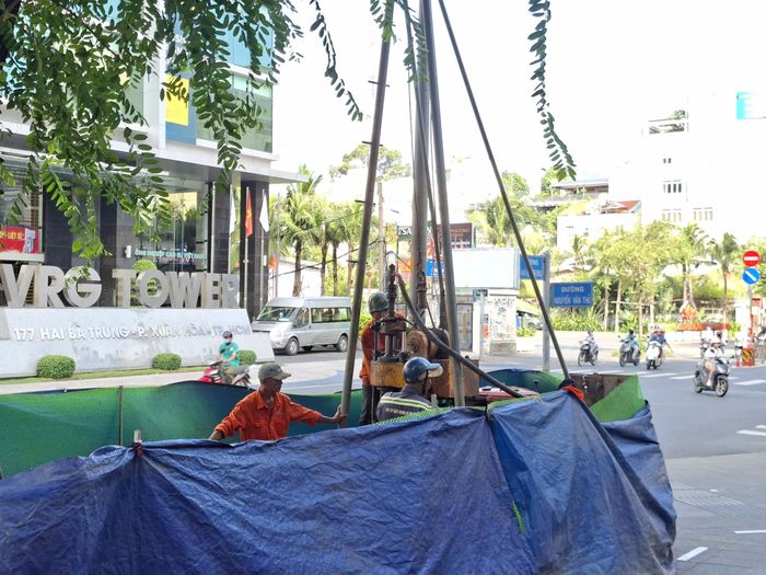 Đơn vị thi công triển khai khoan khảo sát địa chất tuyến metro số 4 trên vỉa hè đường Hai Bà Trưng (phường Sài Gòn, TP.HCM).