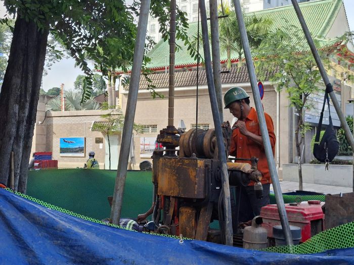 Vỉa hè đường Hai Bà Trưng được quây rào để khoan khảo sát địa chất tuyến metro số 4.