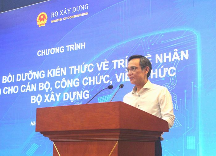 Ông Nguyễn Hải Sơn, Phó chủ tịch Tập đoàn CMC phát biểu tại khóa đào tạo, đánh giá cao định hướng của Bộ Xây dựng trong việc đưa AI vào công tác quản lý, điều hành.