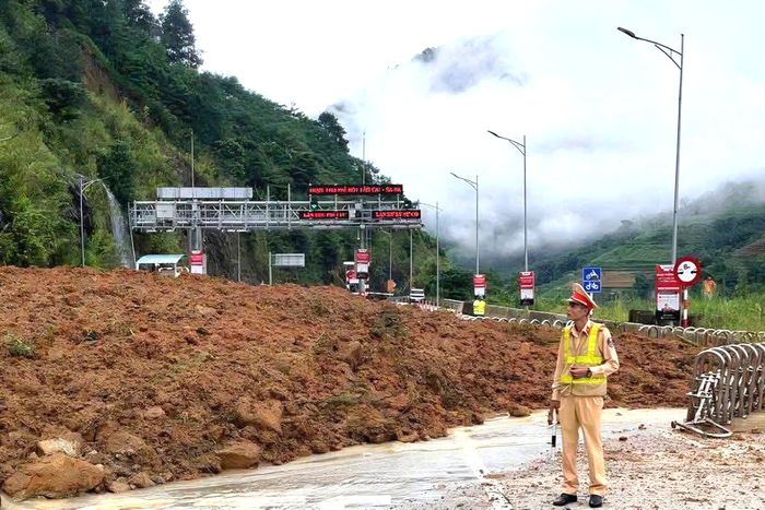 Lực lượng cảnh sát giao thông có mặt tại điểm sạt lở đảm bảo phân luồng cho các phương tiện khi tham gia giao thông.