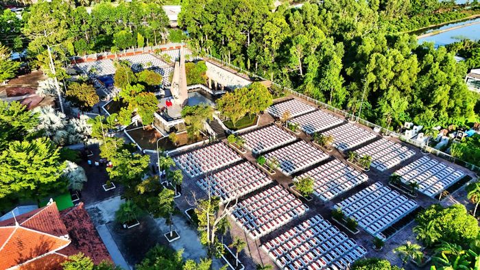 Nghĩa trang Liệt sĩ Thới Bình (xã Trí Phải) là nơi an nghỉ của 1.703 liệt sĩ, trong đó còn 622 phần mộ chưa xác định được thông tin. Đây là đợt lấy mẫu sinh phẩm thứ ba của Ban Chỉ đạo 515 tỉnh Cà Mau (hai đợt đã triển khai tại các Nghĩa trang Liệt sĩ ở xã Trần Văn Thời và xã Phước Long).