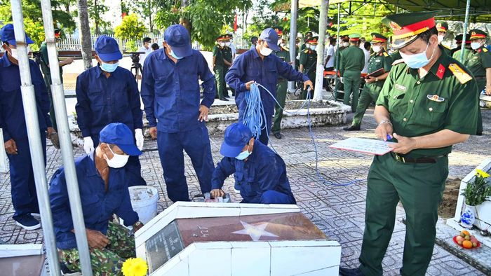 Sau đó, các đại biểu kiểm tra thực tế, Tổ công tác thuộc Bộ Chỉ huy Quân sự (CHQS) tỉnh Cà Mau đã tiến hành khai quật và lấy mẫu sinh phẩm tại hiện trường.