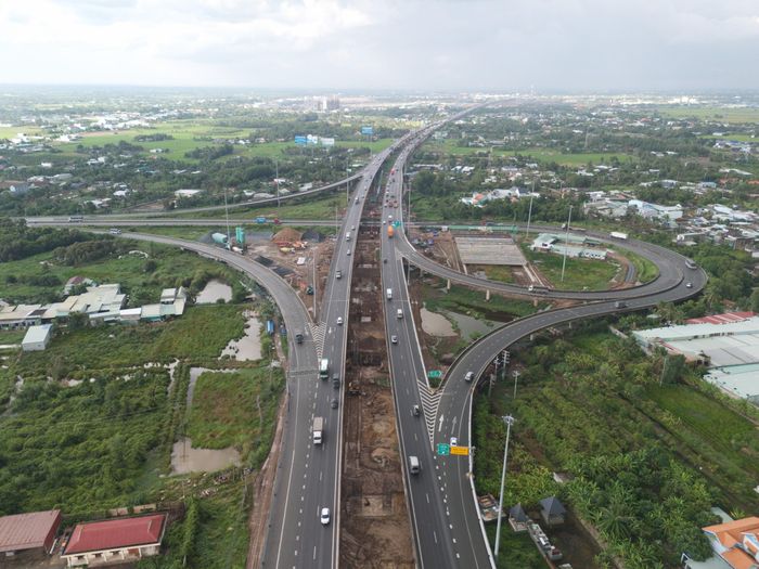 Bộ trưởng yêu cầu Cục Đường bộ Việt Nam cùng các đơn vị liên quan phối hợp chặt chẽ với các địa phương, quyết liệt tháo gỡ vướng mắc về công tác giải phóng mặt bằng, xem đây là điều kiện tiên quyết để bảo đảm tiến độ chung của dự án. (Trong ảnh, công trường nút giao Bến Lức đang được các nhà thầu triển khai thi công).