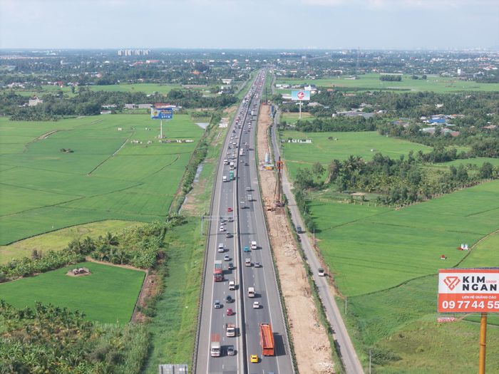 Dự án đầu tư mở rộng cao tốc TP.HCM - Trung Lương - Mỹ Thuận có chiều dài hơn 96km, đi qua 3 tỉnh, thành phố gồm TP.HCM, Tây Ninh và Đồng Tháp. Dự án được khởi công vào tháng 12/2025, với tổng mức đầu tư khoảng 36.172 tỷ đồng.