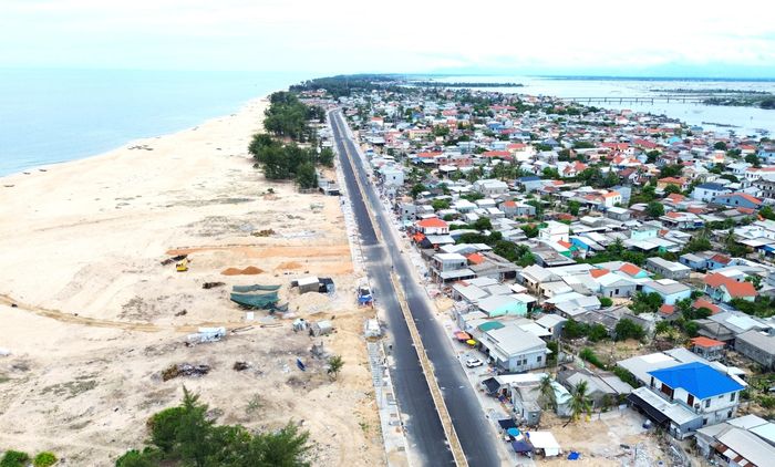 Ở tuyến 1B, đoạn đường dẫn phía Nam cầu vượt cửa biển Thuận An có chiều dài 2,19km, nhà thầu đang tập trung trồng cây xanh 2 bên tuyến và giữa dải phân cách để sớm hoàn thành, bàn giao đưa vào sử dụng.