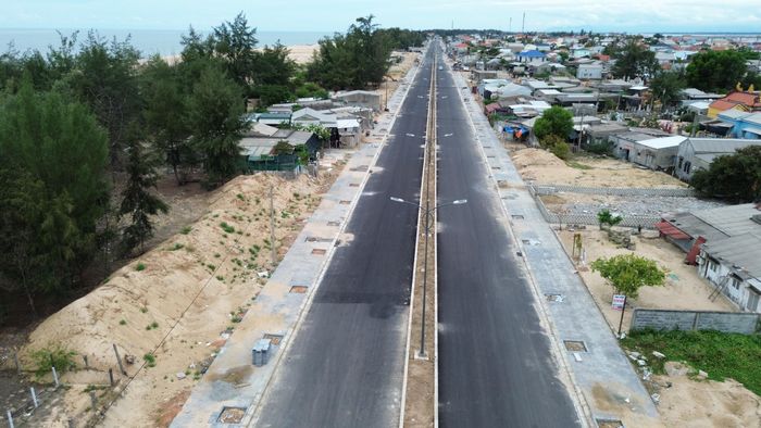Theo người dân ở phường Thuận An, tuyến đường ven biển và cầu vượt cửa biển Thuận An hoàn thành, đưa vào khai thác tạo thêm một trục giao thông kết nối khu vực ven biển TP Huế, mở rộng không gian phát triển đô thị hướng biển.