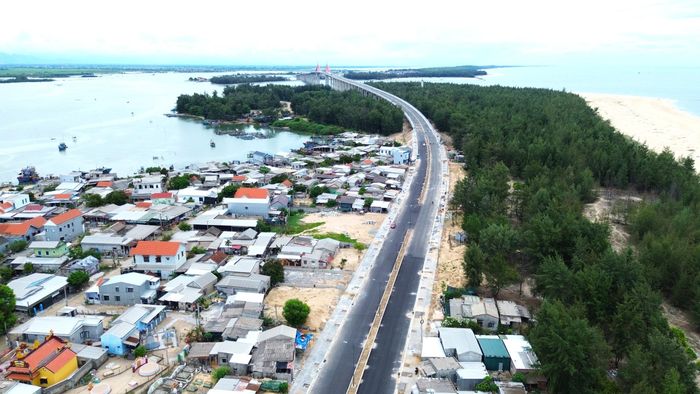 Ông Nguyễn Văn Cường, Phó giám đốc Ban QLDA Đầu tư xây dựng công trình giao thông TP Huế cho biết, tuyến đường bộ ven biển và cầu qua cửa biển Thuận An đến nay cơ bản hoàn thành, nhà thầu đang hoàn thiện hệ thống cây xanh còn lại và dọn dẹp vệ sinh để bàn giao cho chủ đầu tư.