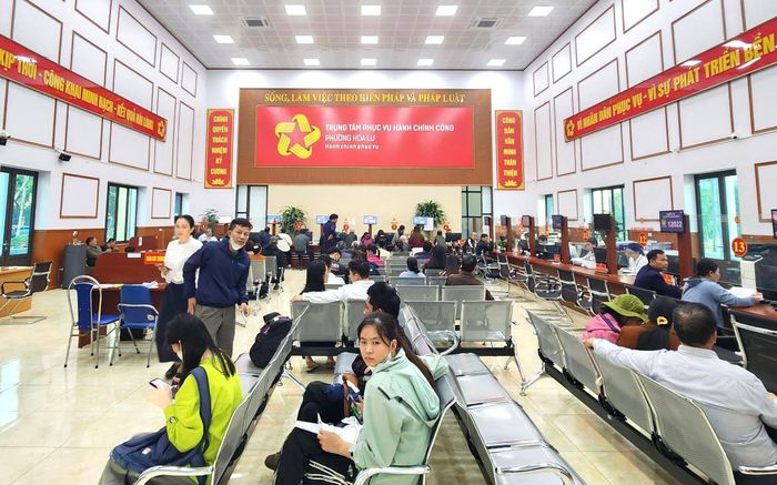 Người dân được hưởng lợi từ quá trình chuyển đổi số. Hồ sơ được tiếp nhận, theo dõi trên hệ thống và giải quyết đúng thời hạn.