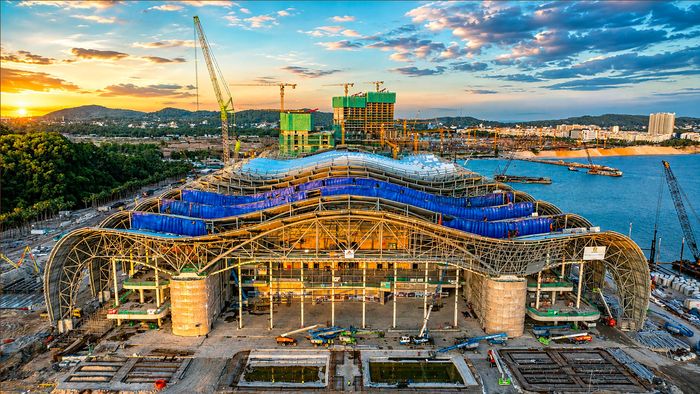 Hệ kết cấu thép quy mô lớn của Trung tâm tổ chức hội nghị dần được lắp kín. Các cấu kiện được lắp dựng liên tục để tạo mặt bằng cho những công đoạn tiếp theo, hướng tới mục tiêu hoàn thiện toàn bộ mặt ngoài trước ngày 30/10/2026.