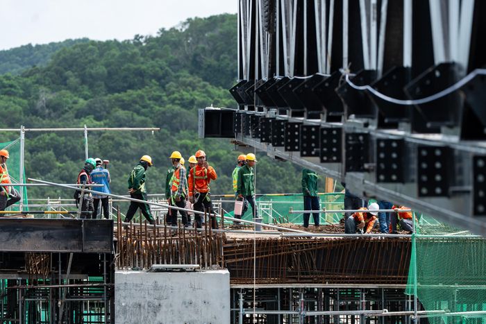 Giữa mùa mưa bão của biển đảo Phú Quốc, nhà đầu tư, nhà thầu vẫn linh động tổ chức thi công bên trong, bên ngoài tùy vào diễn biến thời tiết thực tế, không để phí một ngày một giờ để đưa hai công trình đồng loạt tăng tốc, hướng tới mục tiêu hoàn thiện mặt ngoài vào ngày 30/10/2026 và toàn bộ nội thất vào ngày 30/3/2027.