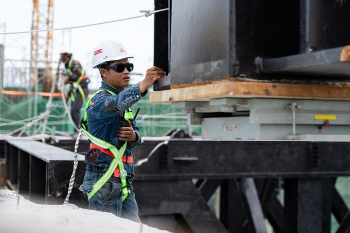 Công trường duy trì nhịp thi công liên tục trong mùa mưa Phú Quốc. Bên cạnh thời tiết, dự án còn đối mặt với áp lực về nguồn nguyên vật liệu, vận chuyển đường biển và nhiều thiết bị phải nhập khẩu. Sun Group đã chủ động lên phương án cung ứng; nhiều lô hàng được đưa về Việt Nam, một số dây chuyền đã lắp đặt và chuẩn bị vận hành, hạn chế nguy cơ tiến độ bị ảnh hưởng bởi các yếu tố bên ngoài.
