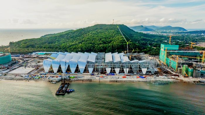 Trong khi đó, phần thô kết cấu bê tông cốt thép của Trung tâm tổ chức hội nghị đã đạt 98%, tiến độ tô trát tường hiện đạt hơn 58%.