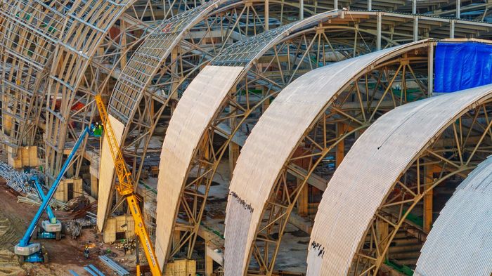 Kết cấu thép của Trung tâm tổ chức Hội nghị hiện đã đạt từ 93%. (Trong ảnh: Những mái vòm thép khổng lồ là mái trung tâm hội nghị APEC với kết cấu thép đang trong giai đoạn hoàn thiện).