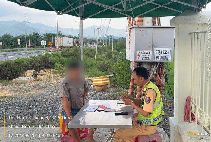 Tài xế chạy xe quá thời gian quy định bị lực lượng chức năng xử lý. (Ảnh: Cục CSGT).