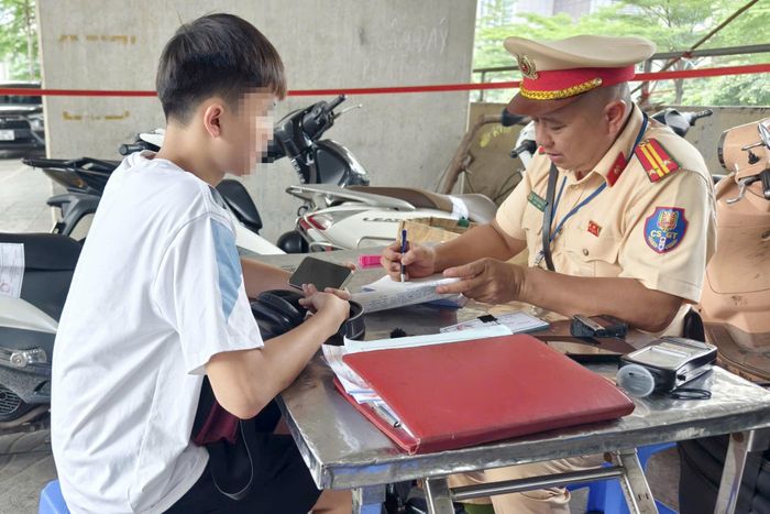 Hoặc như tình huống của nam thanh niên tên là H.Q.H (SN 2008, trú tại Hà Nội - người trong ảnh) bị cảnh sát lập biên bản tạm giữ chiếc xe tay ga nhãn hiệu Spacy. H cho biết, bản thân chưa có bằng lái xe máy nhưng vẫn được người lớn giao phương tiện để đi lại.