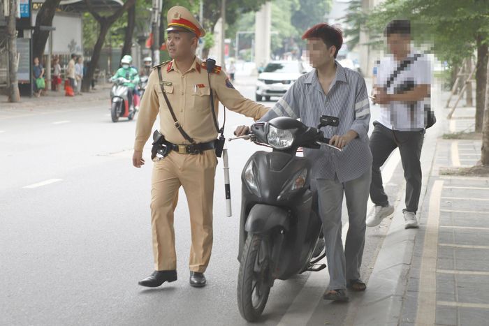 Một số ''quái xế'' khi CSGT ra hiệu lệnh thì chạy ngược chiều để tìm cách ''né chốt''. Như trường hợp của nam thanh niên tên là L.H.A (SN 2005, trú tại tỉnh Thanh Hóa) - người trong ảnh. Chiều 4/8, H.A đi xe máy không đội mũ bảo hiểm, liều lĩnh chạy ngược chiều đường Cầu Giấy bị cảnh sát giữ lại.