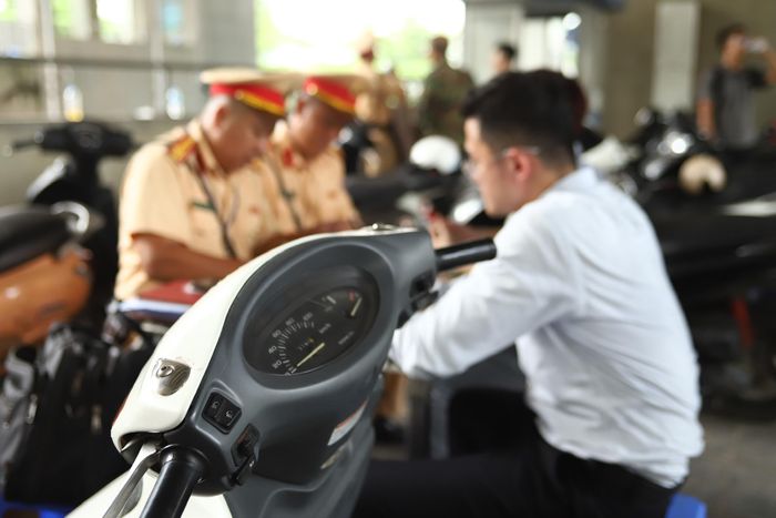 Ngoài những lỗi nêu trên, lực lượng chức năng còn tập trung kiểm soát các phương tiện không có gương chiếu hậu, xe máy không gắn biển số hoặc biển số bị che, dán, làm mờ... CSGT Hà Nội thống kê, từ ngày 15/7 - 3/8, các tổ tuần tra đã xử lý 7.346 trường hợp vi phạm quy định về đội mũ bảo hiểm; phạt tiền tổng cộng trên 5,5 tỷ đồng.