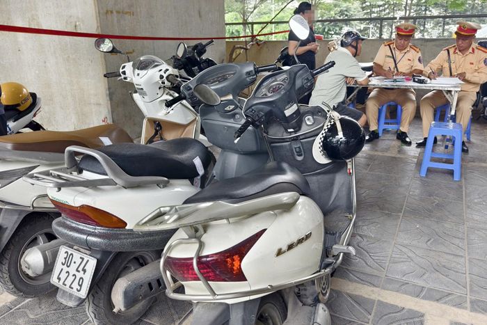 Trong đó, có 4.953 người lái xe mô tô, xe gắn máy không đội mũ bảo hiểm; 640 trường hợp đội mũ bảo hiểm nhưng sai quy cách. Ngoài ra, có gần 800 tài xế chở người ngồi trên xe máy không đội mũ bảo hiểm. Đây là những nguyên nhân trực tiếp dẫn đến tai nạn giao thông, do đó cảnh sát sẽ tăng cường xử lý nghiêm.