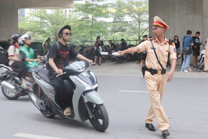 Trung tá Mai Xuân Tứ (Đội CSGT số 2) cho biết thời gian qua, vẫn còn tình trạng thanh, thiếu niên trong độ tuổi học sinh - sinh viên khi điều khiển xe máy có những hành vi như không đội mũ bảo hiểm, chở 3 chở 4, đi xe không gắn biển số hoặc chưa có giấy phép lái xe.