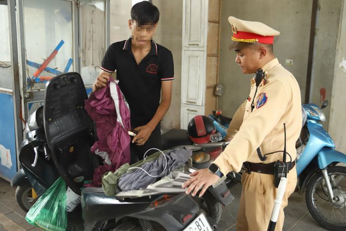 ''Một số trường hợp khi thấy lực lượng chức năng thì tìm cách bỏ chạy hoặc lạng lách trên đường, tiềm ẩn nguy cơ xảy ra tai nạn giao thông, làm mất an ninh trật tự. Để nâng cao ý thức chấp hành giao thông của nhóm này, CSGT thường xuyên tuần tra kiểm soát, xử lý nghiêm các vi phạm", Đội CSGT số 2 cho hay.