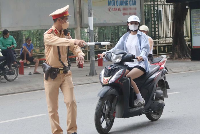 Quá trình kiểm tra, lực lượng chức năng phát hiện nhiều thanh, thiếu niên điều khiển xe máy tham gia giao thông chưa đủ tuổi lái xe theo quy định nhưng vẫn được các bậc phụ huynh giao xe để sử dụng.
