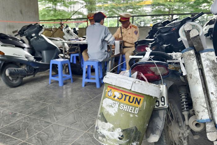 Nhiều phương tiện khác khi lưu thông bị các vật dụng che khuất biển số xe, chở hàng hóa cồng kềnh... cũng bị CSGT kiểm tra và xử lý. Trong hơn hai giờ làm việc, tổ công tác đã xử lý hàng chục xe vi phạm.