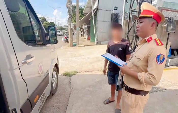 CSGT lập biên bản tài xế xe khách vi phạm.