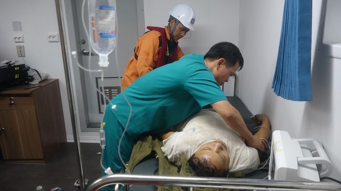 Hình ảnh nạn nhân được lực lượng tìm kiếm cứu nạn hàng hải và y tế chăm sóc y tế trên tàu SAR 631.