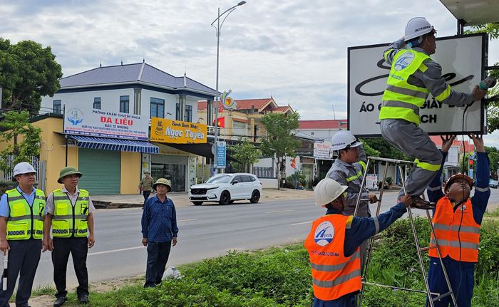 Tháo dỡ biển hiệu, biển quảng cáo lắp đặt trong phạm vi hành lang an toàn đường bộ.