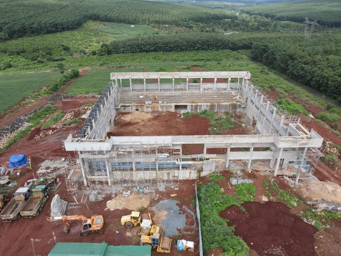 UBND tỉnh Đắk Lắk yêu cầu giám định nguyên nhân, kiểm định chất lượng và xử lý sự cố nứt gãy dầm, sàn mái Nhà thi đấu Ea H’Leo. (Ảnh: Ngọc Hùng).