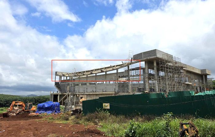 Phần kết cấu dầm, sàn mái Nhà thi đấu thuộc Dự án Trung tâm Văn hóa huyện Ea H’Leo thời điểm xảy ra sự cố. (Ảnh: N.H).