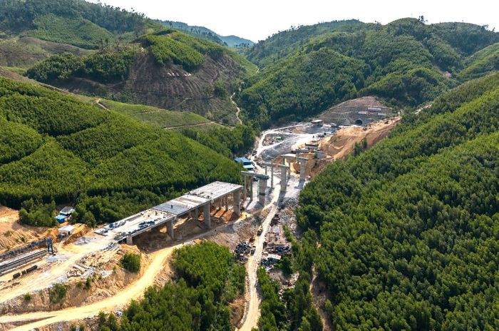 Dự án thành phần 2 cao tốc Khánh Hòa - Buôn Ma Thuột gặp nhiều khó khăn về địa hình, mặt bằng và điều kiện thi công. (Ảnh: N.H).