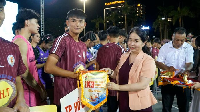 Bà Đỗ Thị Diệu Hạnh, Giám đốc Sở Văn hóa, Thể thao và Du lịch tỉnh trao Cờ lưu niệm của Ban Tổ chức cho các đoàn tham dự giải.