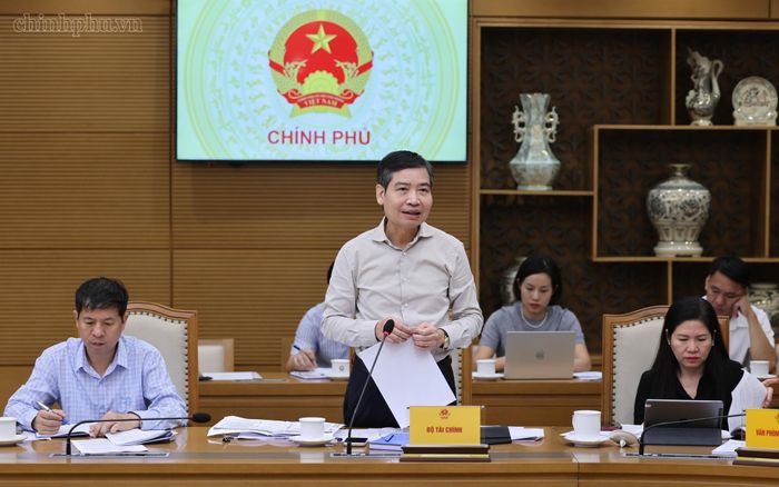 Thứ trưởng Bộ Tài chính Tạ Anh Tuấn báo cáo tại cuộc họp. Ảnh: VGP/Tuân Nguyên.