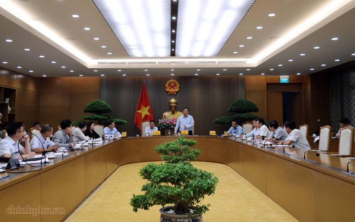 Kết luận cuộc làm việc, hai Phó Thủ tướng thống nhất chủ trương từng bước đầu tư hoàn thiện các tuyến cao tốc được đầu tư theo quy mô phân kỳ. Ảnh: VGP/Tuân Nguyên.