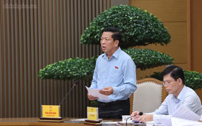 Bộ trưởng Bộ Xây dựng Trần Hồng Minh báo cáo tại cuộc họp. Ảnh: VGP/Tuân Nguyên.
