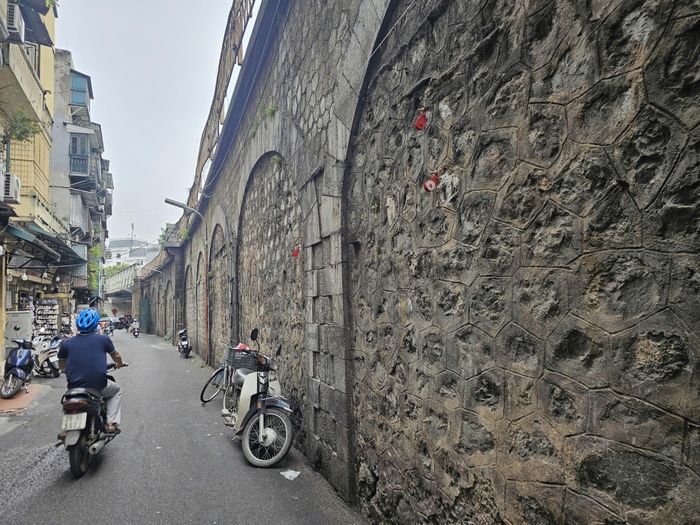 Nhiều khu vực dưới các vòm cầu và dọc công trình hiện được sử dụng để kinh doanh, buôn bán, một số vị trí nhếch nhác, ảnh hưởng đến cảnh quan.