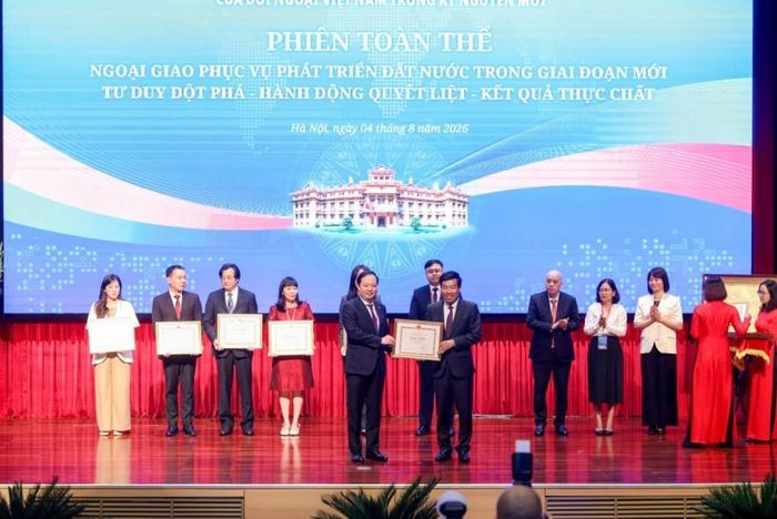 Cục trưởng Cục Quản lý nợ và Kinh tế đối ngoại (Bộ Tài chính) Nguyễn Quốc Phương đón nhận Bằng khen của Bộ Ngoại giao.