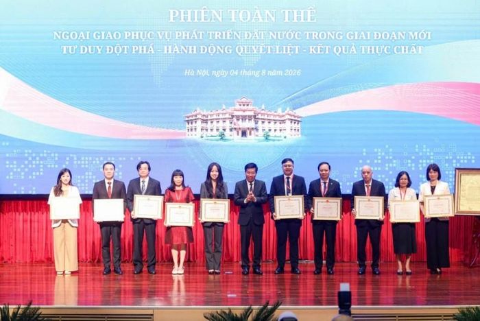 Thứ trưởng Bộ Ngoại giao Nguyễn Mạnh Cường trao bằng khen cho cá nhân và tập thể.