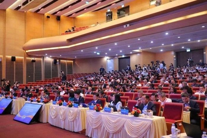 Toàn cảnh phiên họp.