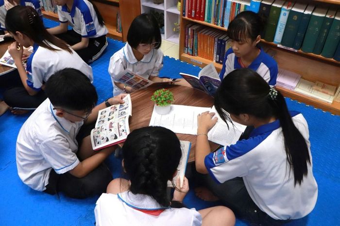 Phòng đọc sách tại Nhà văn hóa - Khu thể thao thôn Vạn Điểm.