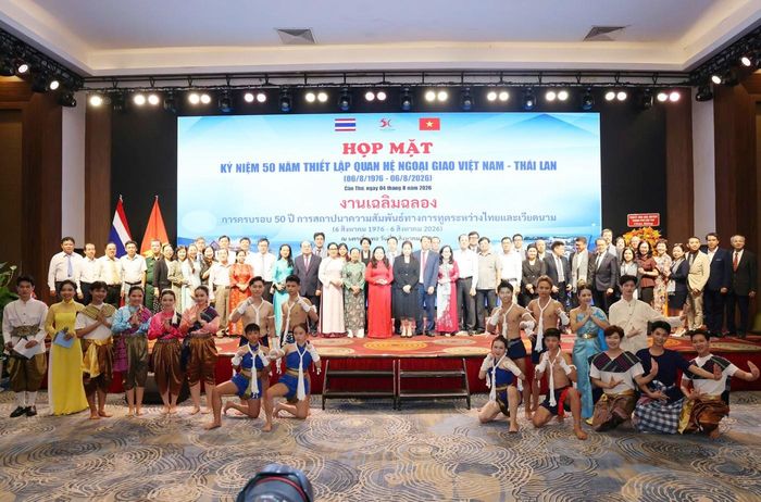 Các đại biểu chụp ảnh lưu niệm tại buổi họp mặt. Ảnh: Phạm Trung