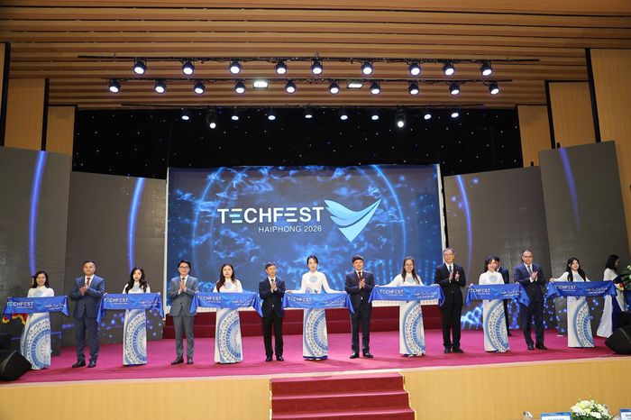 Các đại biểu thực hiện nghi thức khai mạc Techfest Hải Phòng năm 2006. Ảnh do Chuyên đề ANHP và Cổng thông tin điện tử thành phố cung cấp