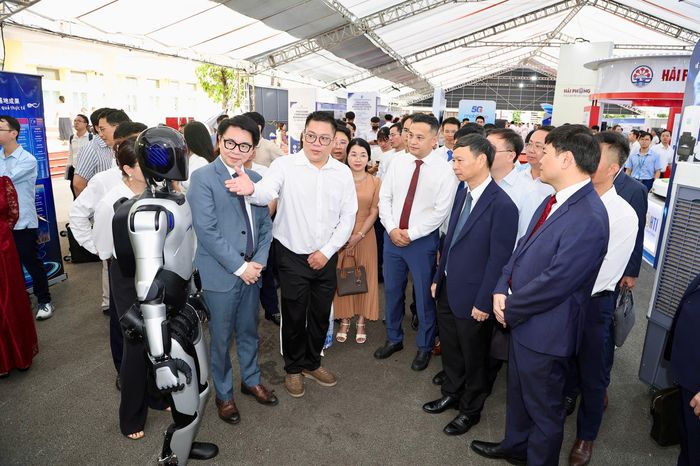 Thứ trưởng Bộ Khoa học và Công nghệ Hoàng Minh cùng các đại biểu tham quan không gian triển lãm thiết kế theo" Hải trình 5 Cảng công nghệ" (5 Tech Ports). Ảnh do Chuyên đề ANHP và Cổng thông tin điện tử thành phố cung cấp