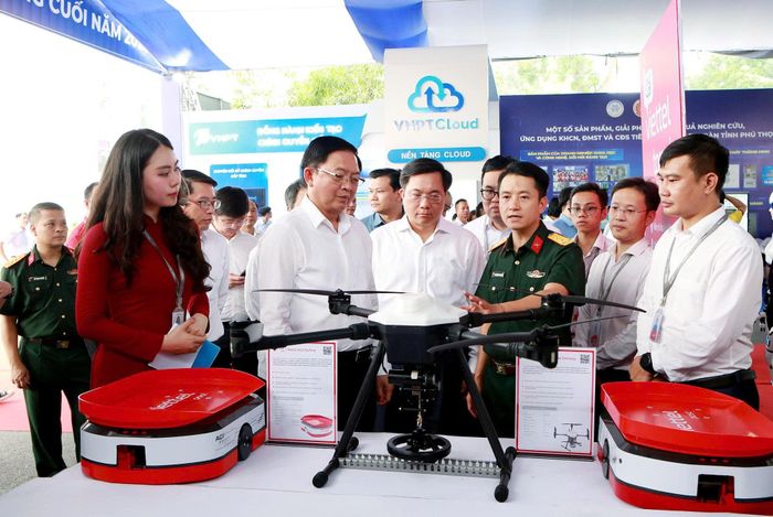 Phó Thủ tướng Chính phủ Hồ Quốc Dũng cùng các đại biểu đã thăm quan khu vực trưng bày sản phẩm, kết quả nổi bật về triển khai thực hiện Nghị quyết số 57-NQ/TW của Bộ Chính trị trên địa bàn tỉnh của các cơ quan, đơn vị, doanh nghiệp