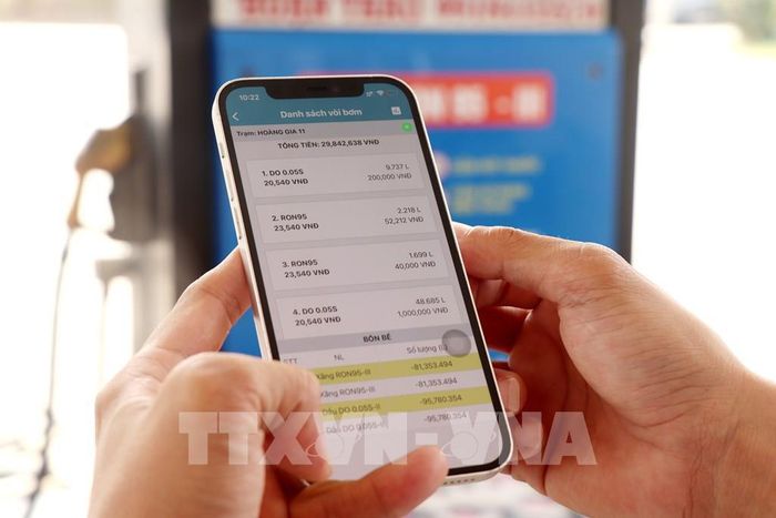 Doanh nghiệp quản lý dữ liệu xuất hóa đơn điện tử sau mỗi lần bán xăng được kết nối từ trụ bơm đến điện thoại cá nhân. Ảnh: Thu Hiền