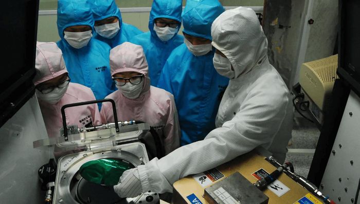 Các học sinh trường Trung học Bán dẫn Chungbuk tham dự một lớp học về chất bán dẫn. Ảnh: Trường Trung học Bán dẫn Chungbuk